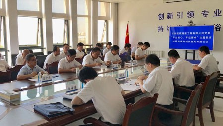 對照黨章黨規(guī)找差距，是主題教育學習教育和檢視問題的重要內(nèi)容，是推動黨員領(lǐng)導(dǎo)干部主動檢視自我、自覺修正錯誤的重要措施。根據(jù)中央主題教育領(lǐng)導(dǎo)小組《關(guān)于在“不忘初心、牢記使命”主